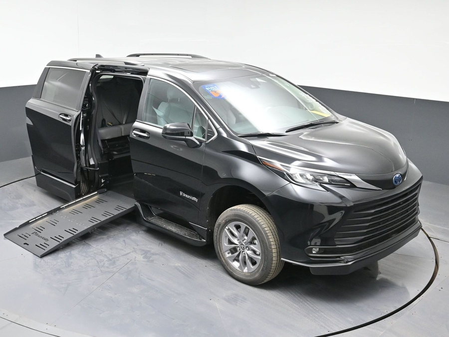 New 2025 Toyota Sienna Hybrid XLE Plus - BraunAbility Side Entry Entry Fold Out Automatic Ramp