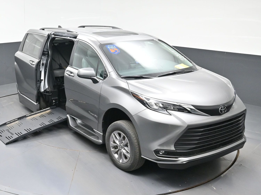 New 2026 Toyota Sienna Hybrid XLE Base - BraunAbility Side Entry Entry Fold Out Automatic Ramp