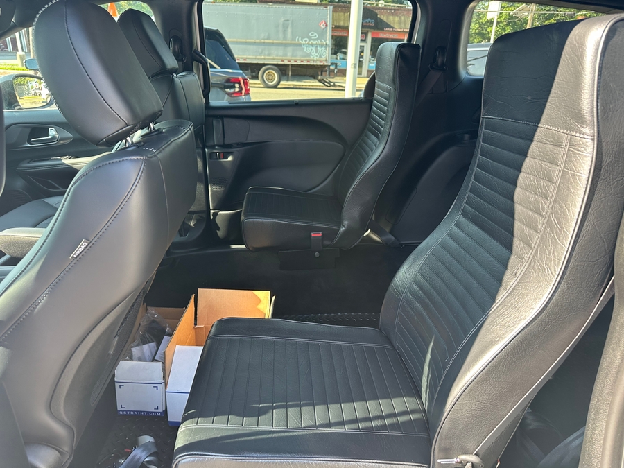 White Chrysler Voyager image number 10