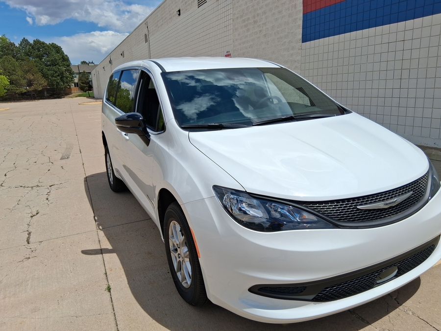 White Chrysler Voyager image number 2