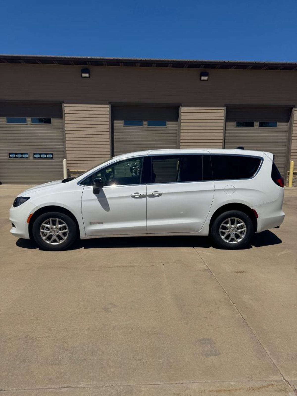 White Chrysler Voyager image number 3