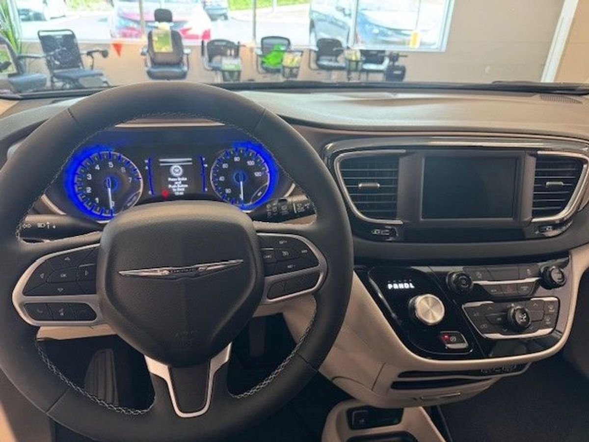 White Chrysler Voyager image number 22