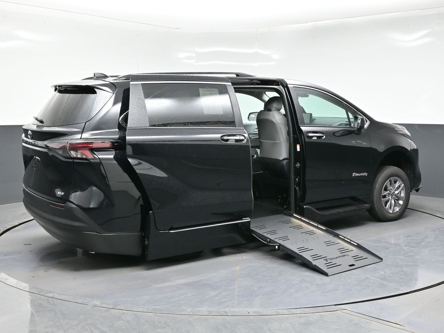 New 2026 Toyota Sienna Hybrid XLE Base - BraunAbility Side Entry Entry Fold Out Automatic Ramp