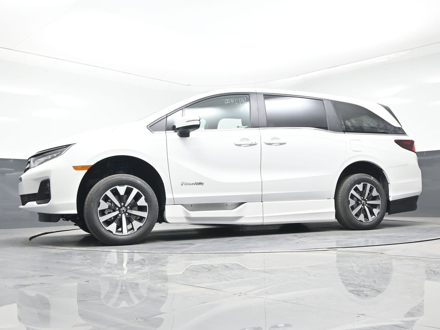 White Honda Odyssey image number 16