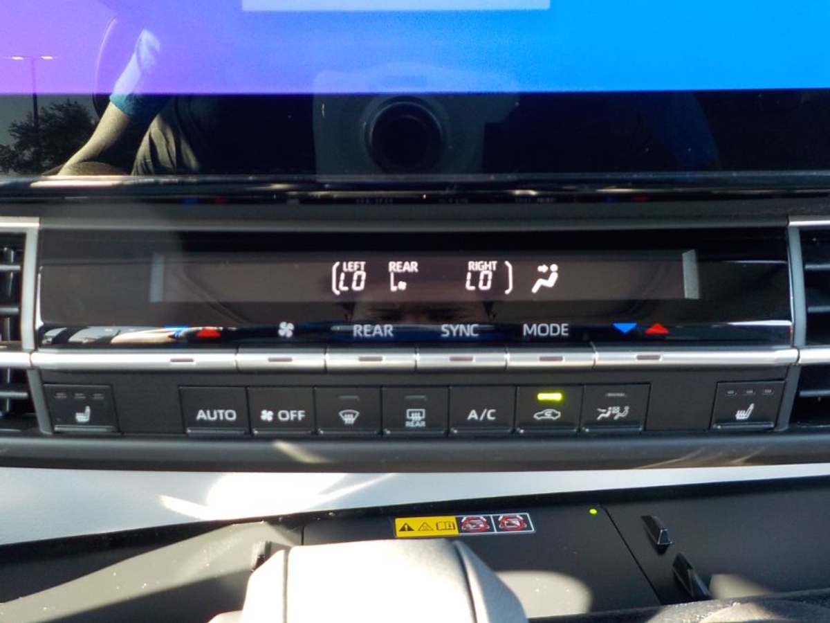 2025 TOYOTA SIENNA - Image 38