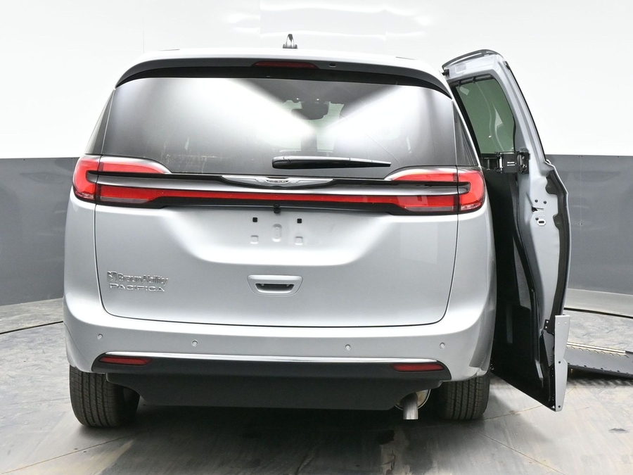 New 2026 Chrysler Pacifica Select Plus - BraunAbility Side Entry Entry In Floor Automatic Ramp