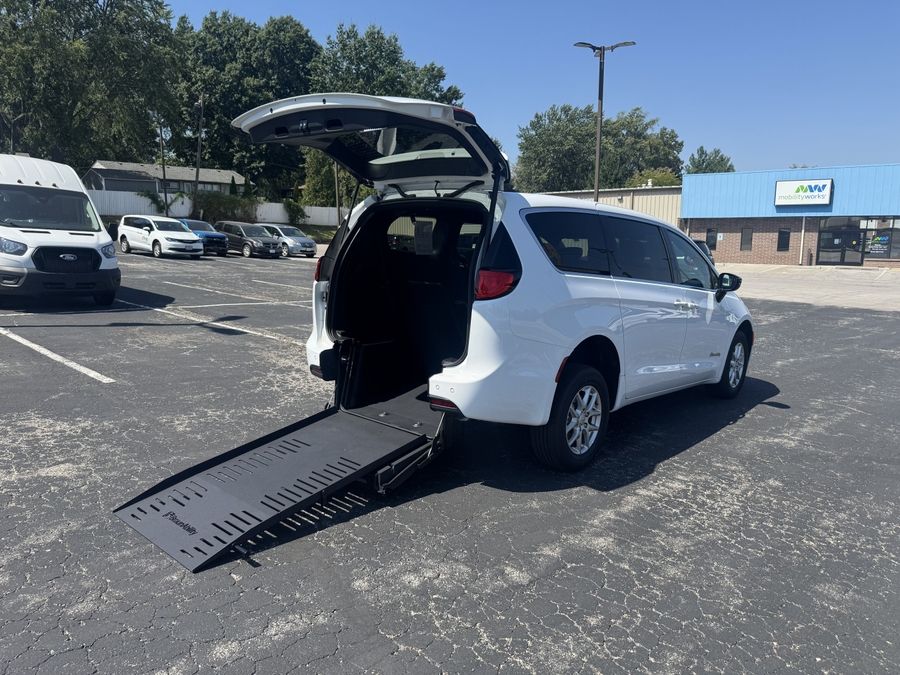 White Chrysler Voyager image number 1