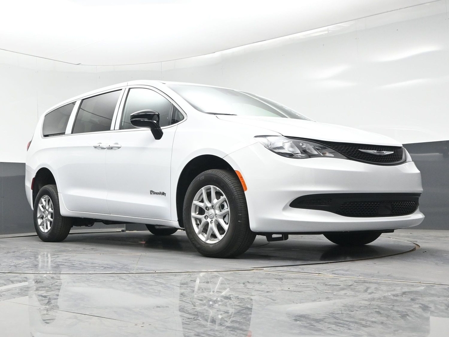 White Chrysler Voyager image number 17