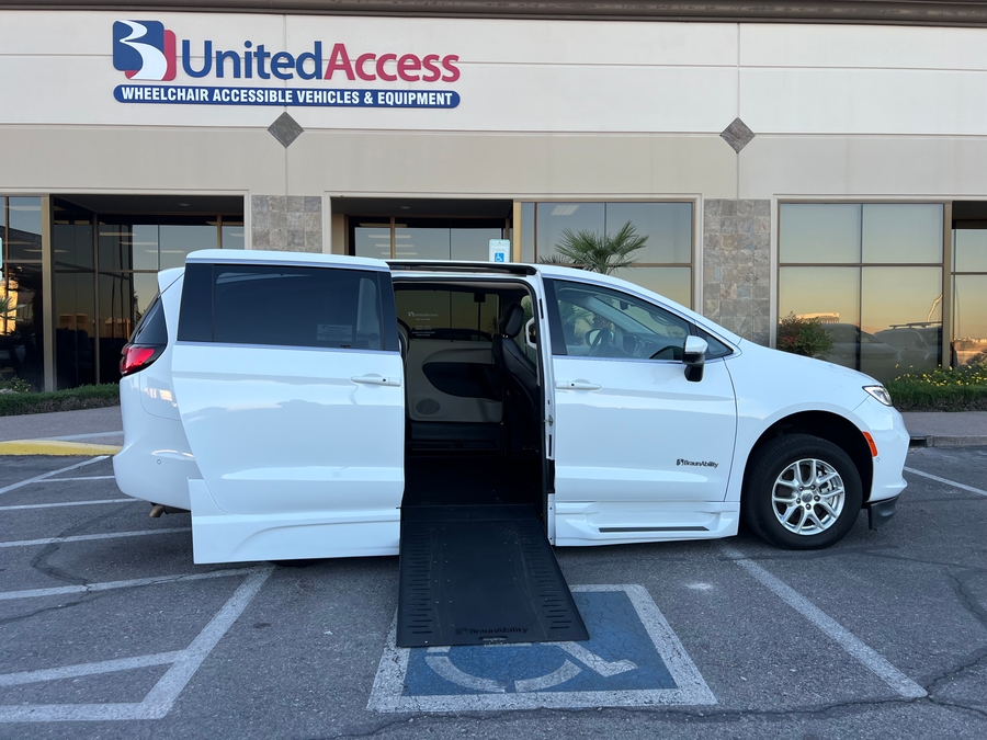 Used 2023 Chrysler Pacifica Touring L Safety - BraunAbility Side Entry Entry In Floor Automatic Ramp