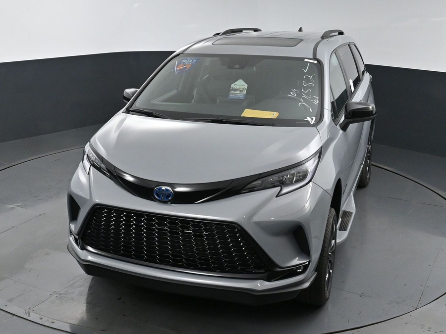 New 2025 Toyota Sienna Hybrid XSE - BraunAbility Side Entry Entry Fold Out Automatic Ramp
