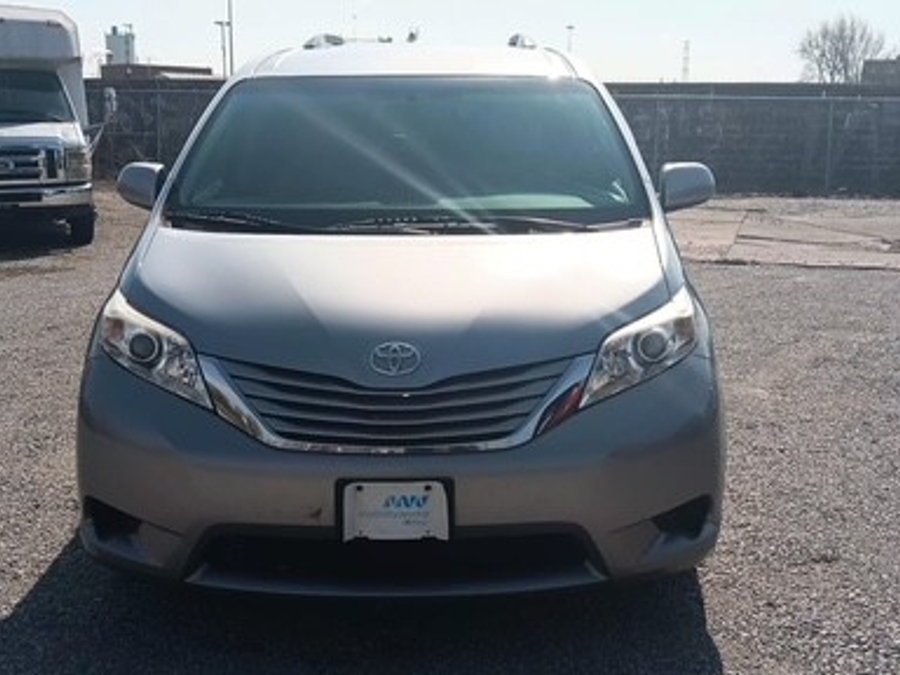Silver Toyota Sienna image number 1