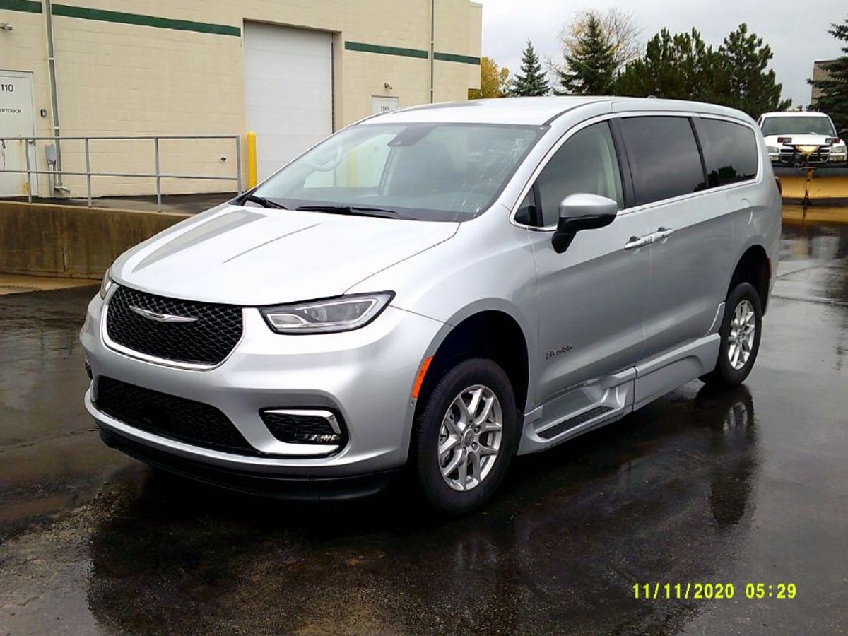 2023 CHRYSLER PACIFICA - Image 3