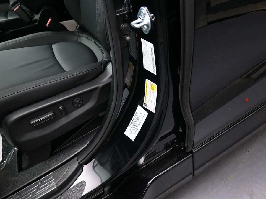 Black Honda Odyssey image number 16