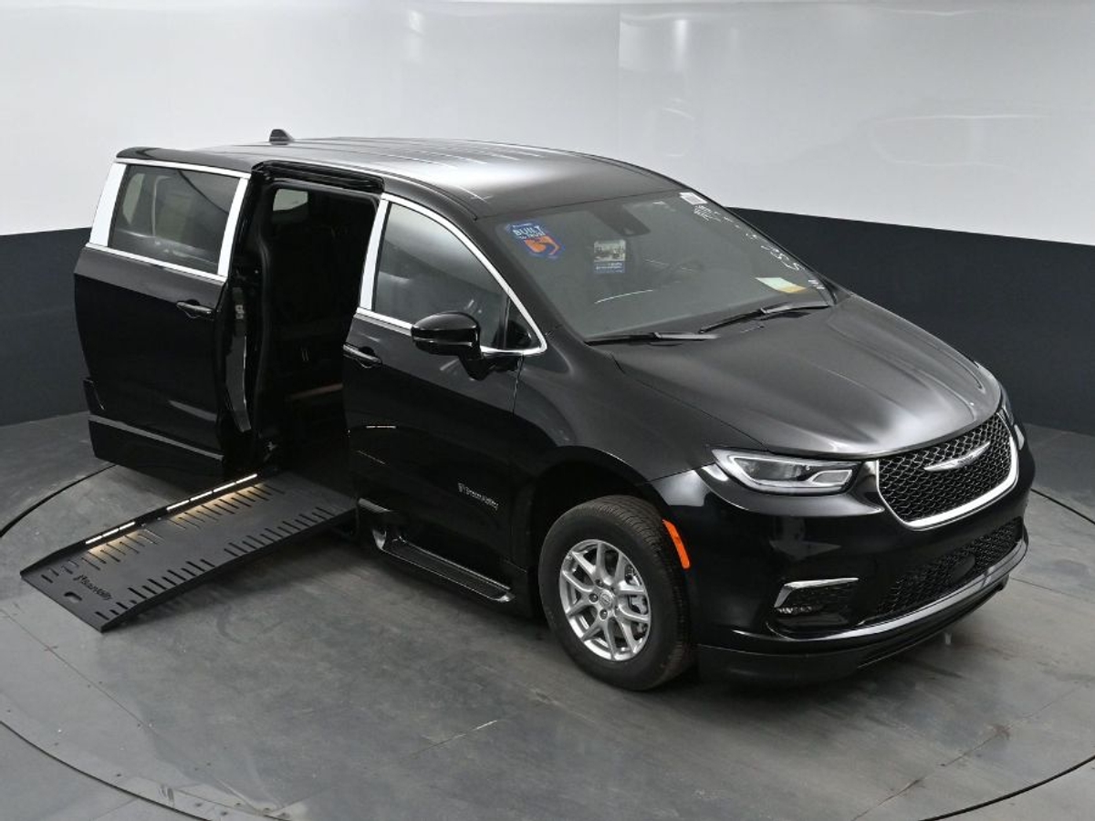 Black Chrysler Pacifica image number 22
