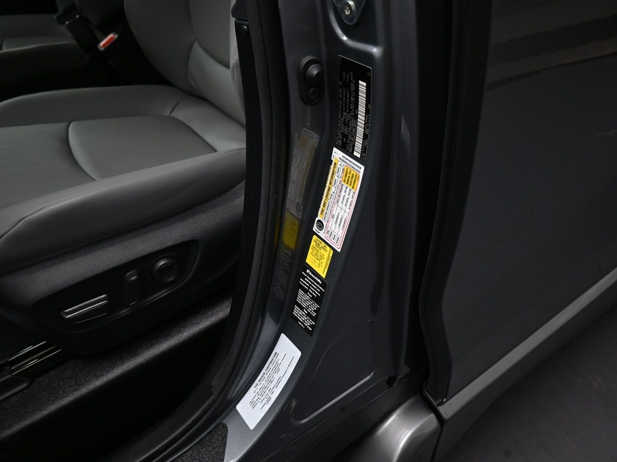 Grey Toyota Sienna image number 17