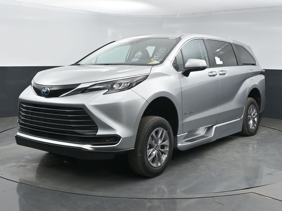 New 2025 Toyota Sienna Hybrid LE - BraunAbility Side Entry Entry Fold Out Automatic Ramp