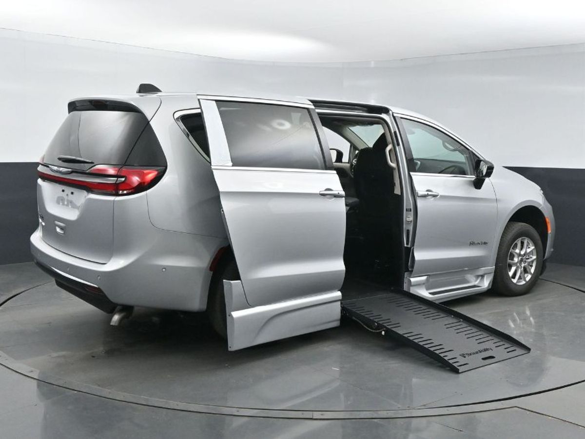 Silver Chrysler Pacifica image number 23