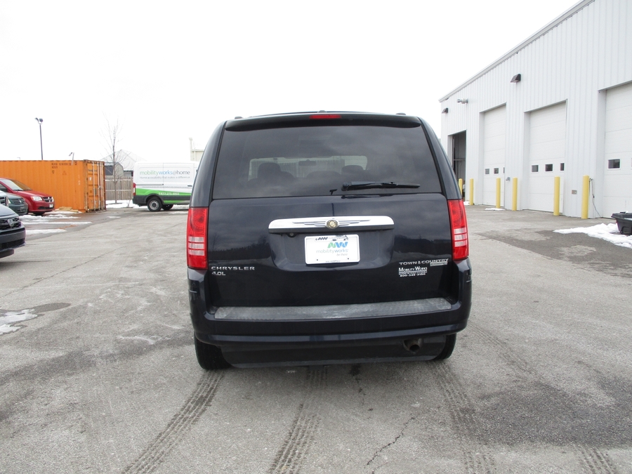 2010 CHRYSLER TOWN AND COUNTRY - Image 5
