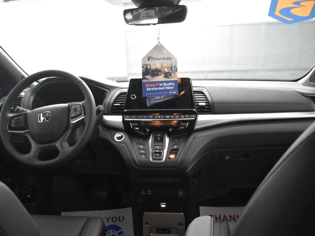 Red Honda Odyssey image number 12