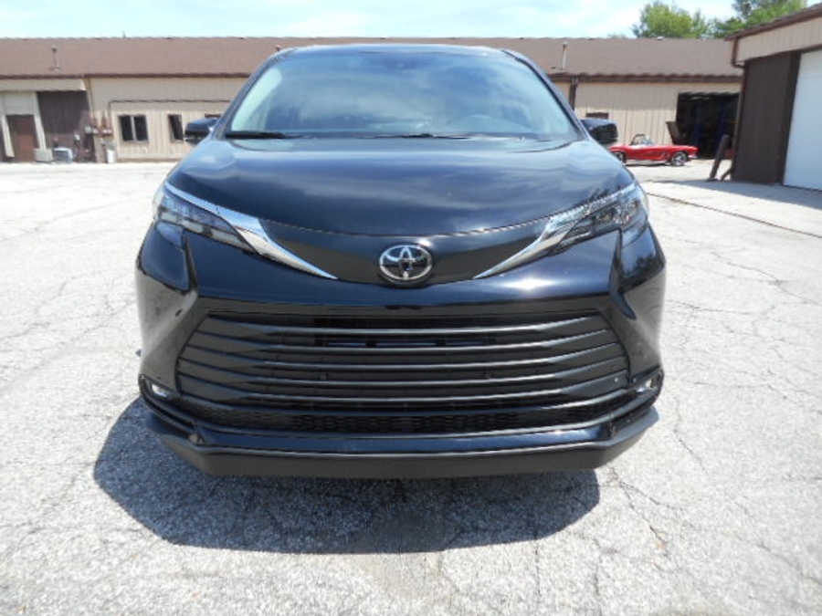 2026 Toyota Sienna XLE 7-Passenger Hybrid FWD's photo