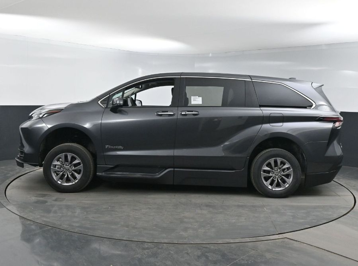 2025 TOYOTA SIENNA - Image 3