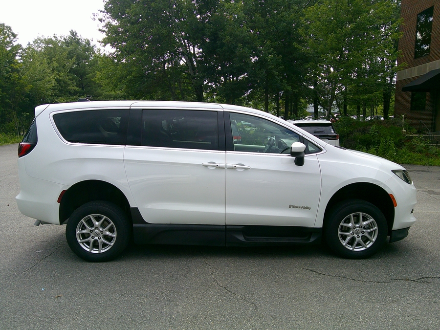 White Chrysler Voyager image number 10