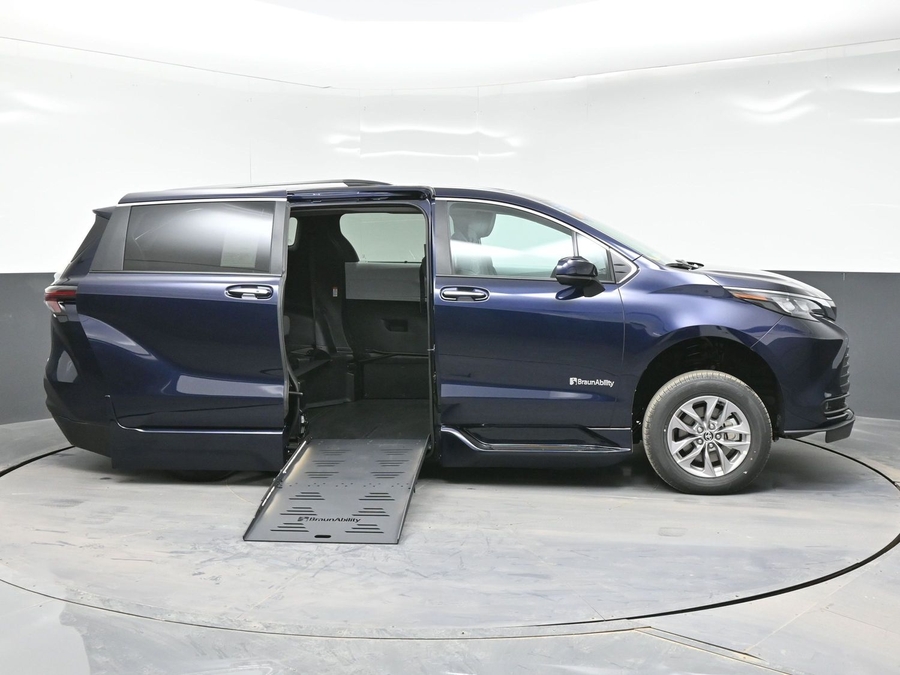 New 2026 Toyota Sienna Hybrid XLE Base - BraunAbility Side Entry Entry Fold Out Automatic Ramp