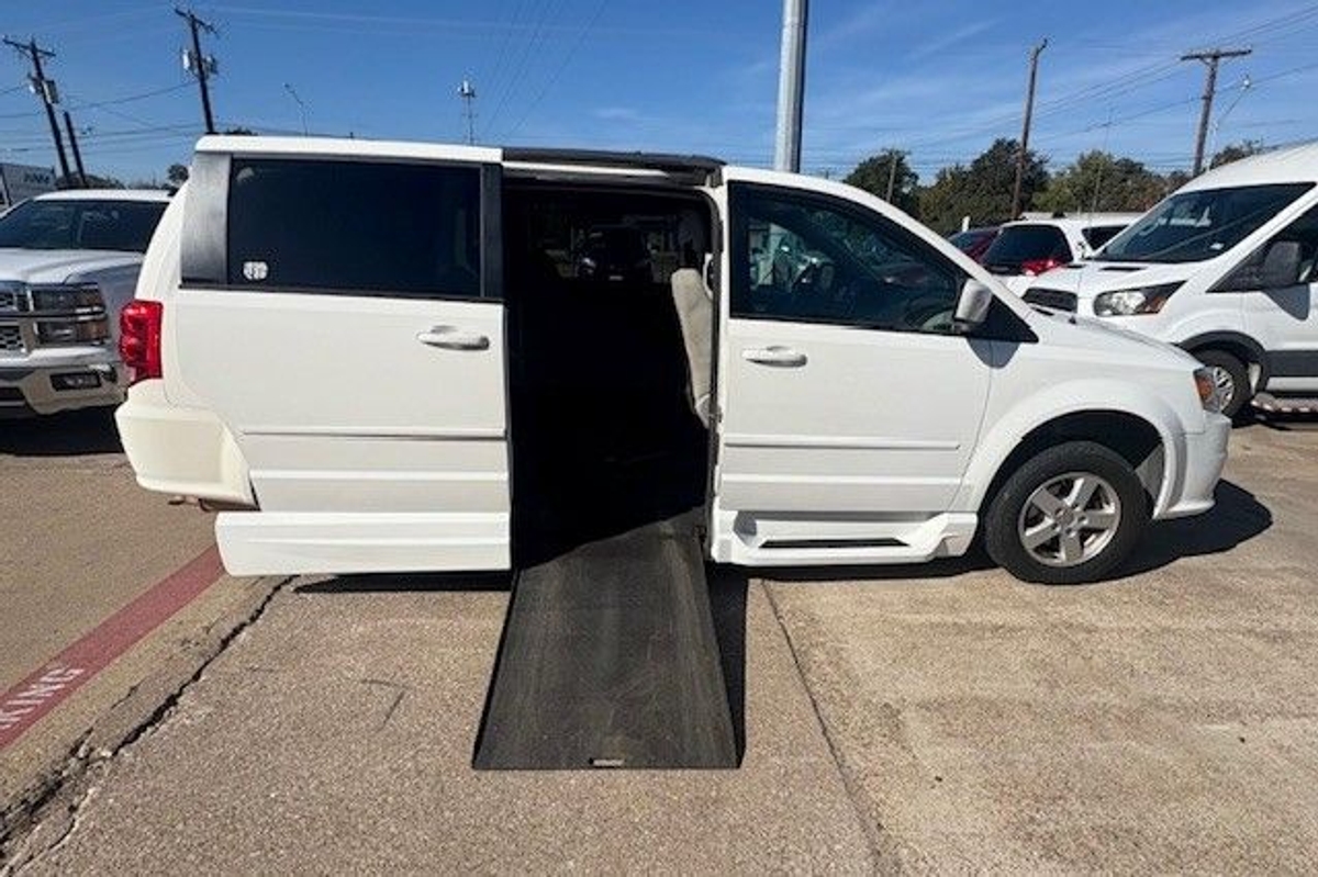  Dodge Grand Caravan image number 4