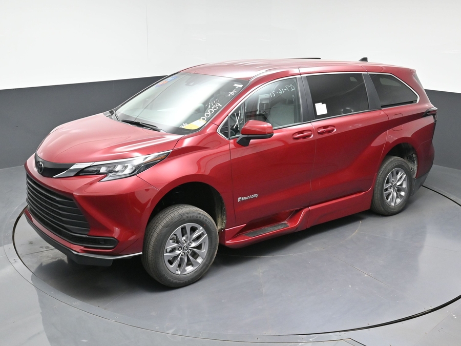New 2026 Toyota Sienna Hybrid LE - BraunAbility Side Entry In Floor Automatic Ramp