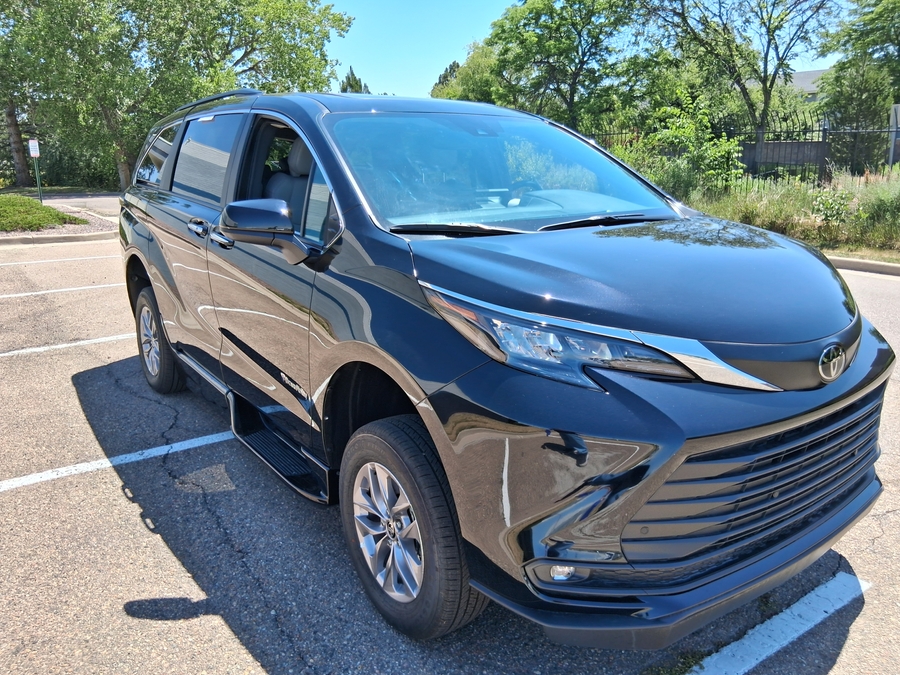 Black Toyota Sienna image number 2