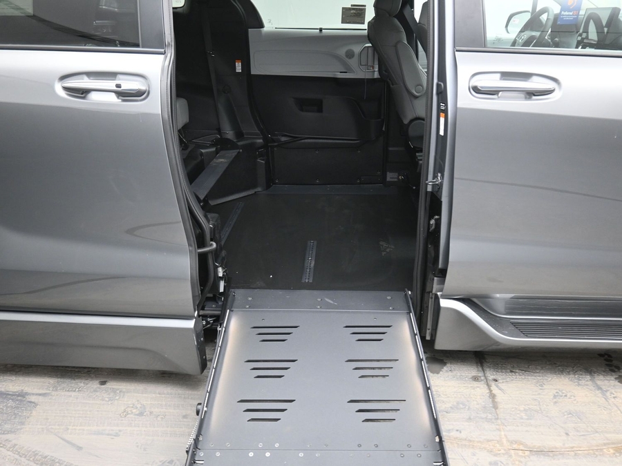 New 2026 Toyota Sienna Hybrid XLE Base - BraunAbility Side Entry Entry Fold Out Automatic Ramp