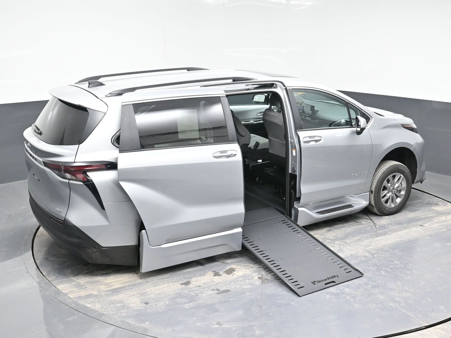 New 2025 Toyota Sienna Hybrid XLE Plus - BraunAbility Side Entry Entry In Floor Automatic Ramp