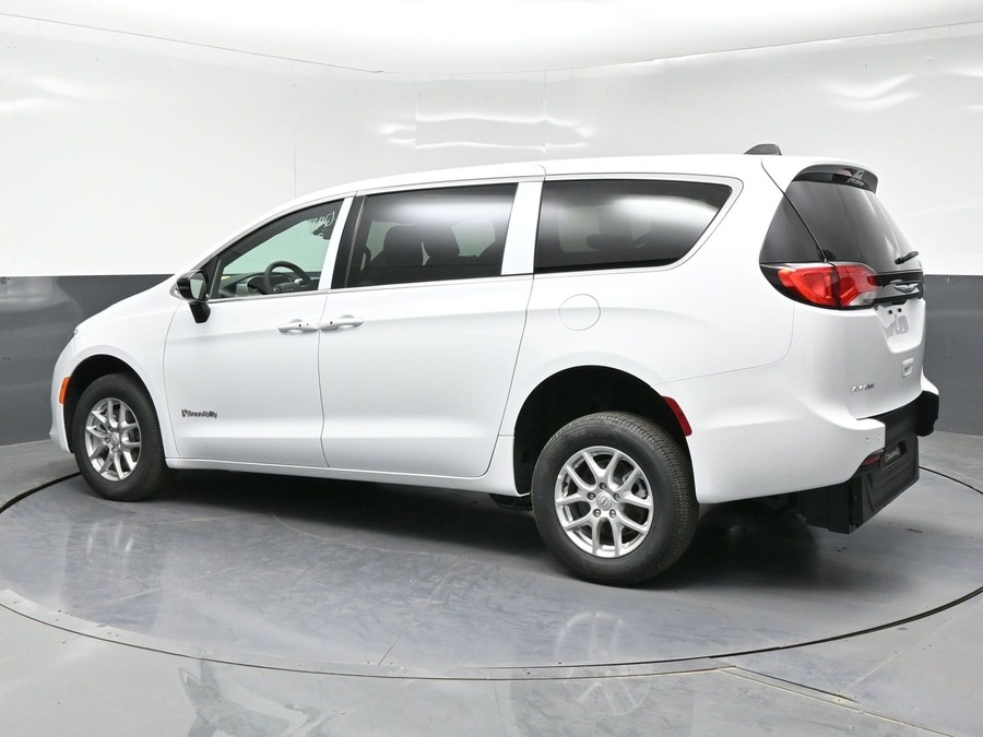 White Chrysler Voyager image number 3