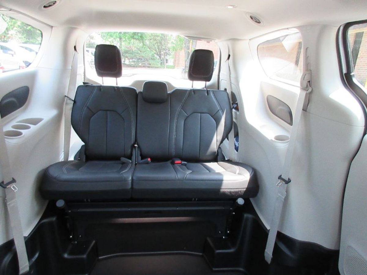 Silver Chrysler Pacifica image number 13