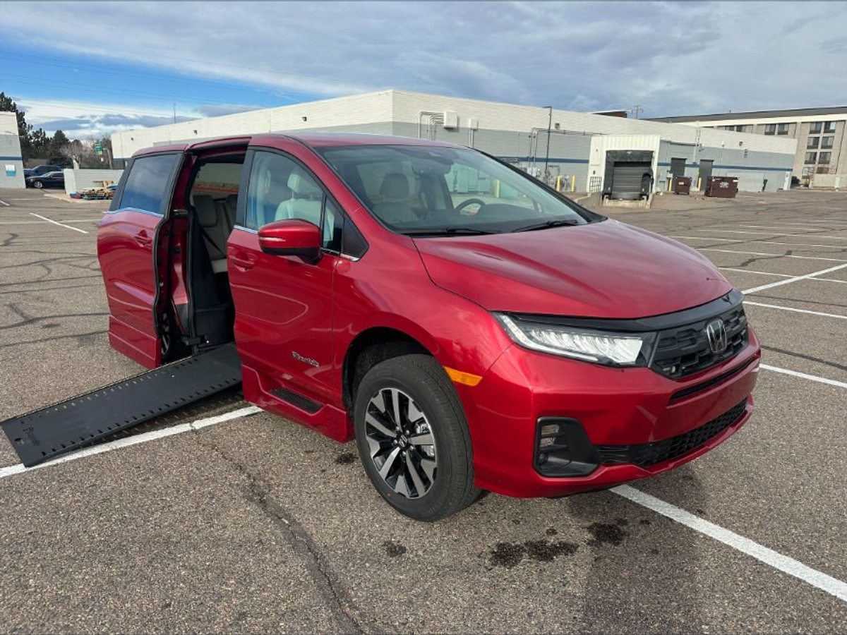 Red Honda Odyssey image number 1
