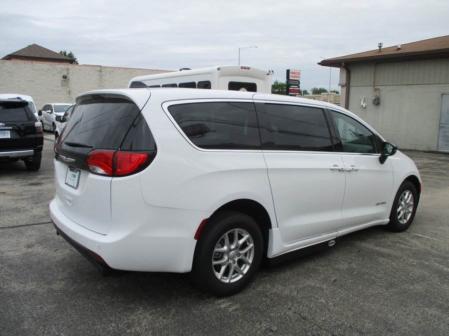 White Chrysler Voyager image number 2