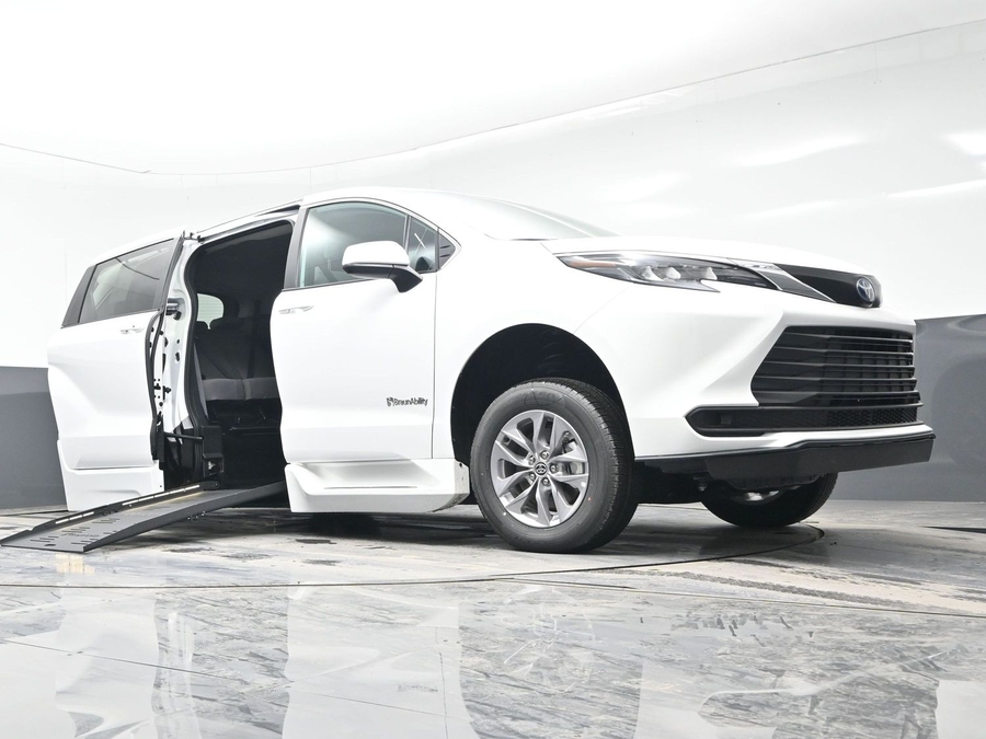 New 2025 Toyota Sienna Hybrid LE - BraunAbility Side Entry Entry Fold Out Automatic Ramp