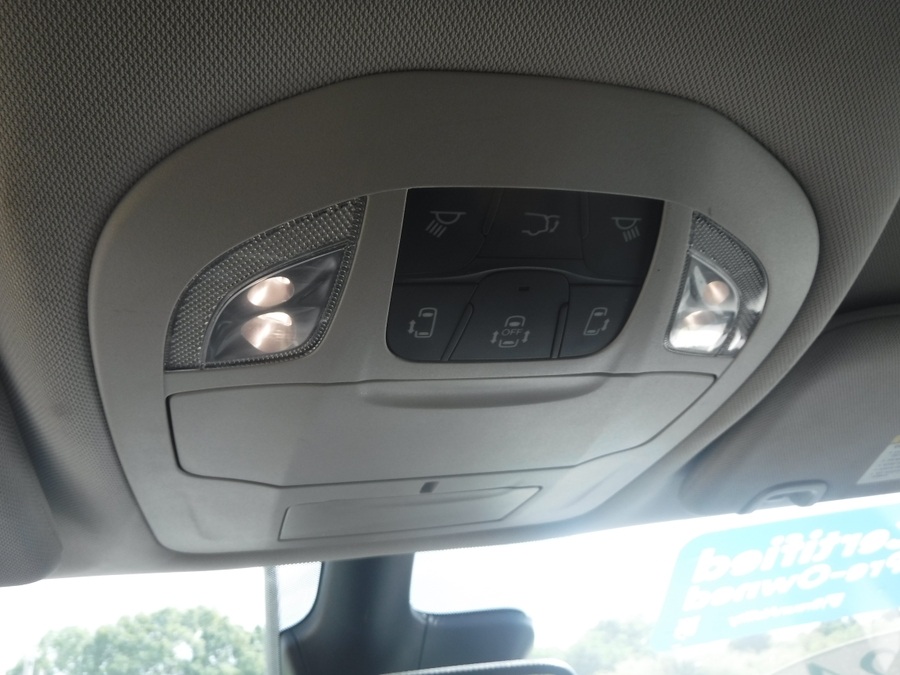 White Chrysler Pacifica image number 14