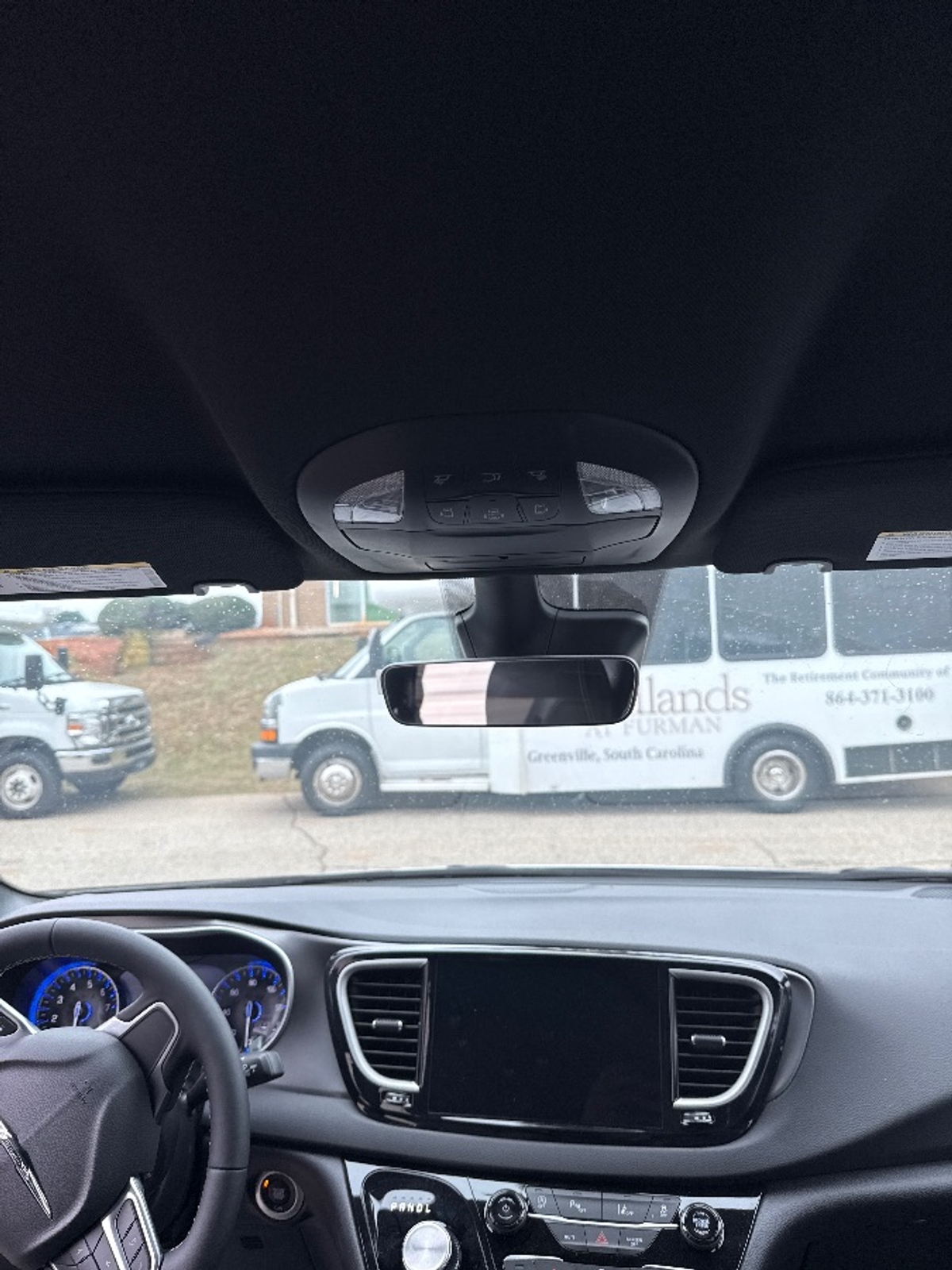 White Chrysler Voyager image number 5