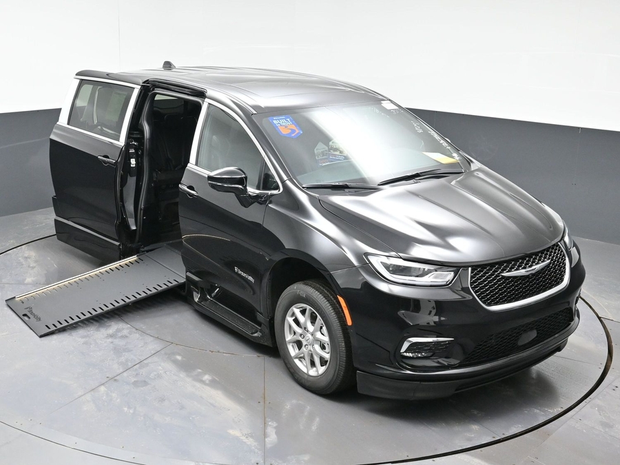 New 2026 Chrysler Pacifica Select Plus - BraunAbility Side Entry In Floor Automatic Ramp
