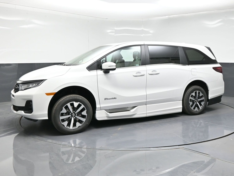 White Honda Odyssey image number 1