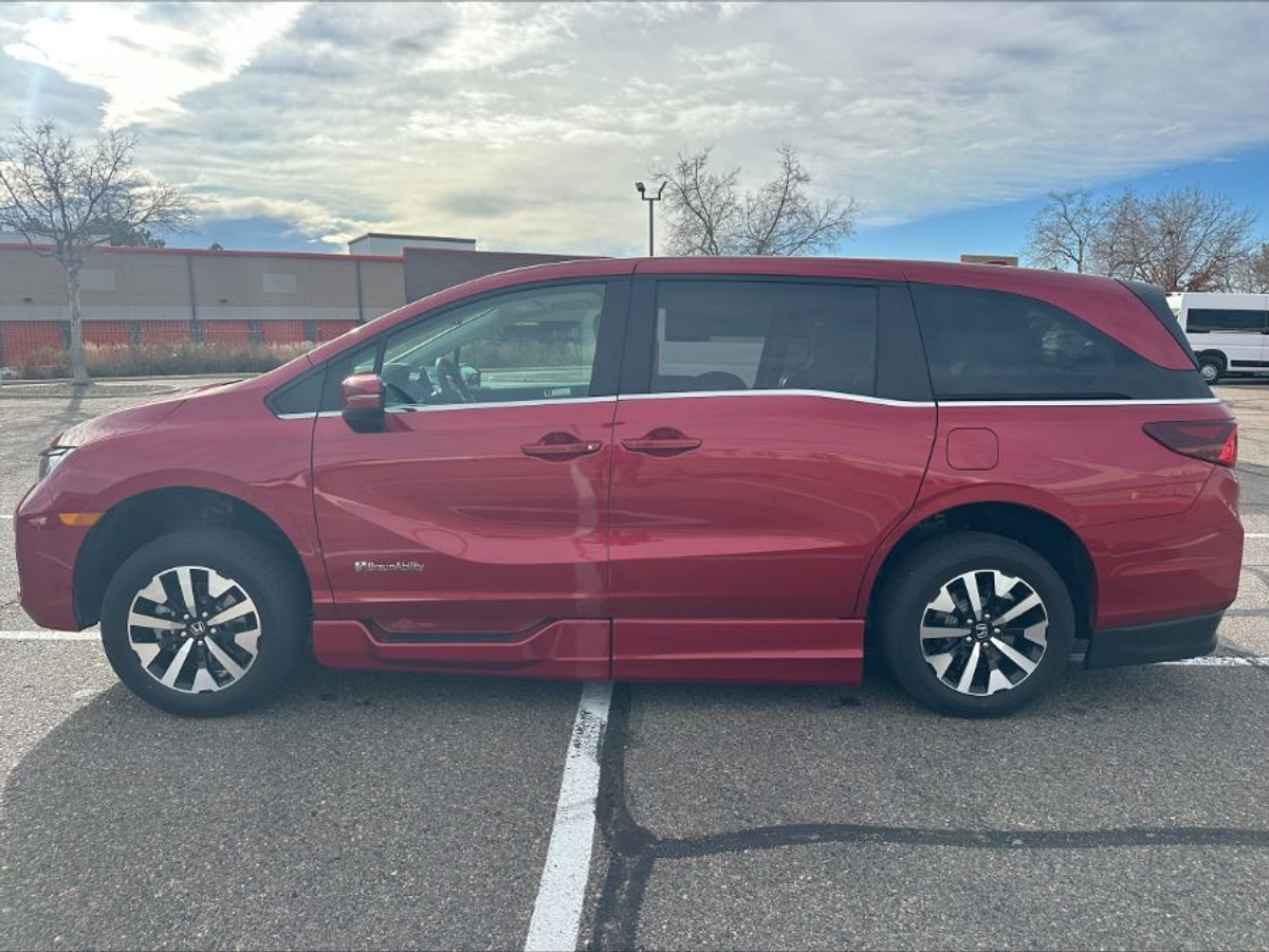 Red Honda Odyssey image number 14