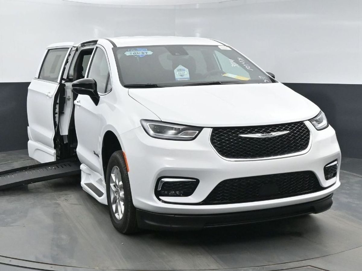 2024 Chrysler Pacifica Touring - Photo 19
