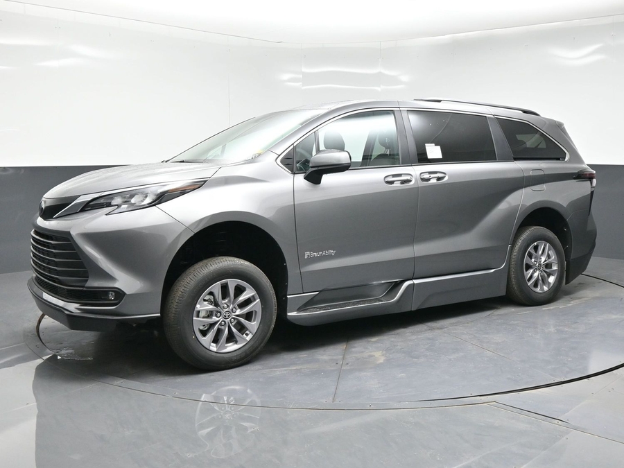 New 2026 Toyota Sienna Hybrid XLE Base - BraunAbility Side Entry Fold Out Automatic Ramp