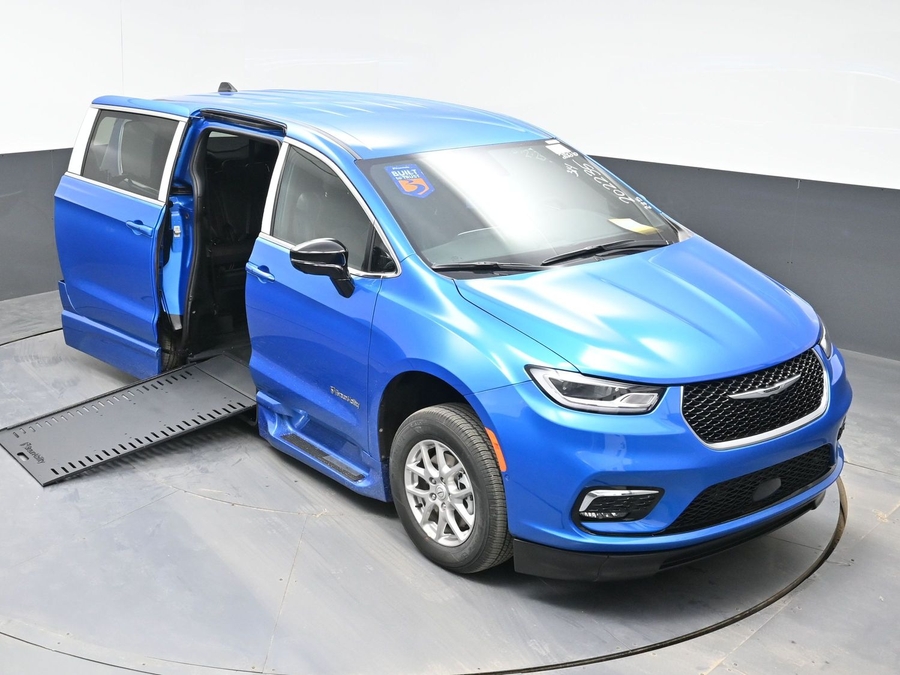 New 2026 Chrysler Pacifica Select Safety - BraunAbility Side Entry Entry In Floor Automatic Ramp