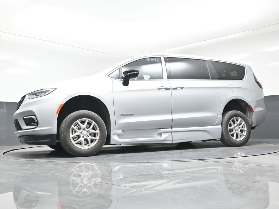 Silver Chrysler Pacifica image number 16