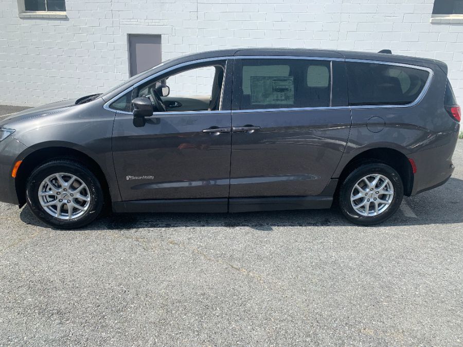 Grey Chrysler Voyager image number 7