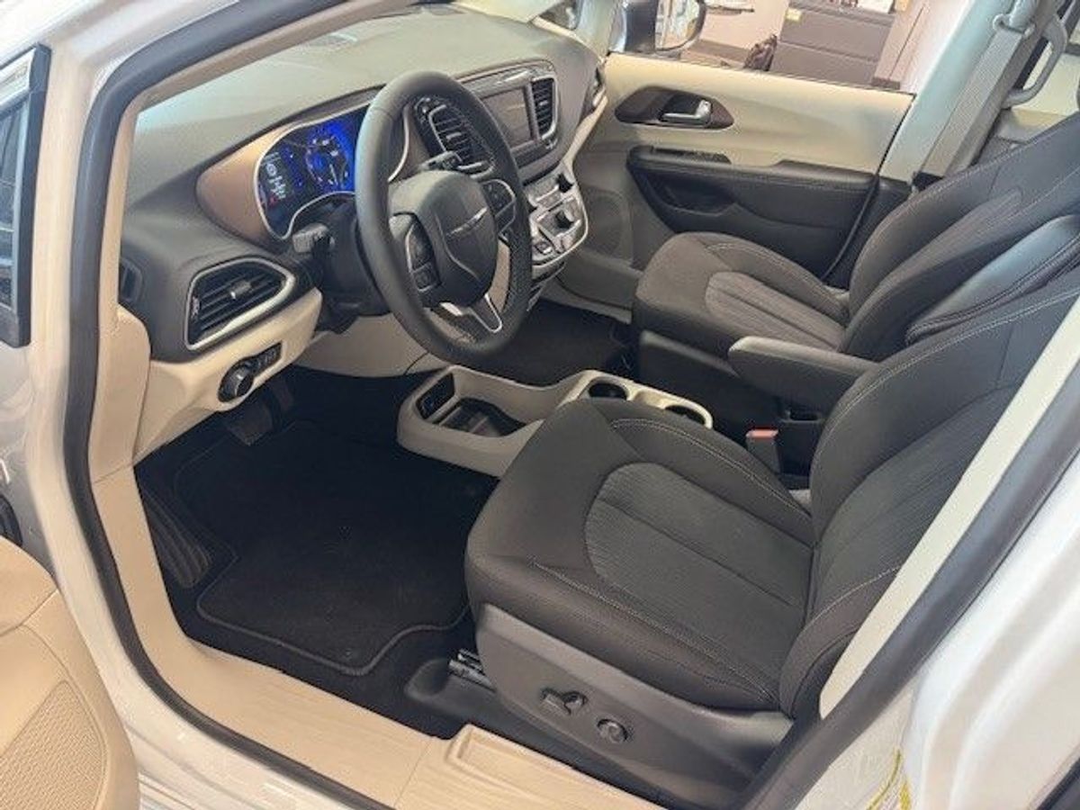 White Chrysler Voyager image number 18