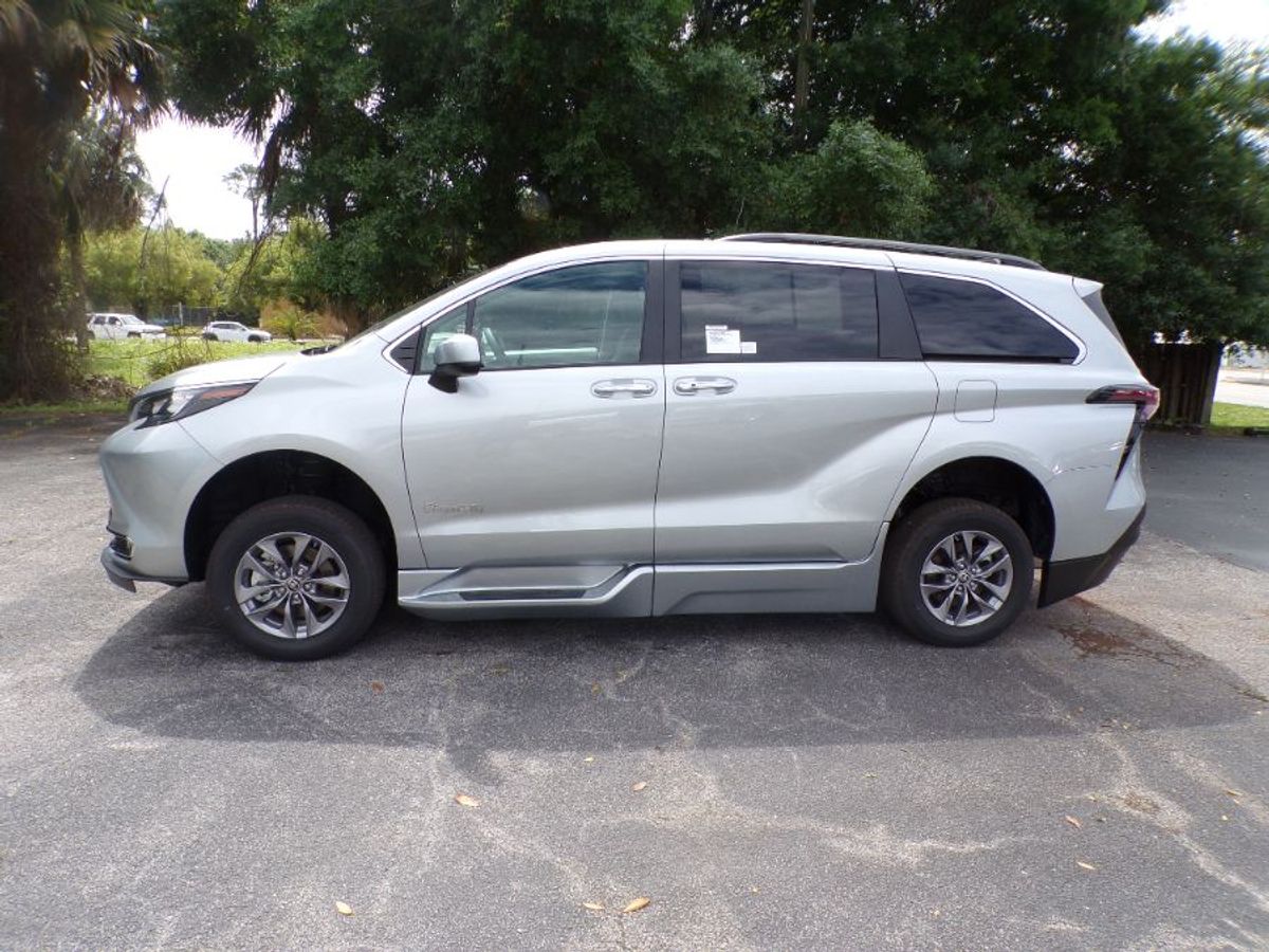 Silver Toyota Sienna image number 1