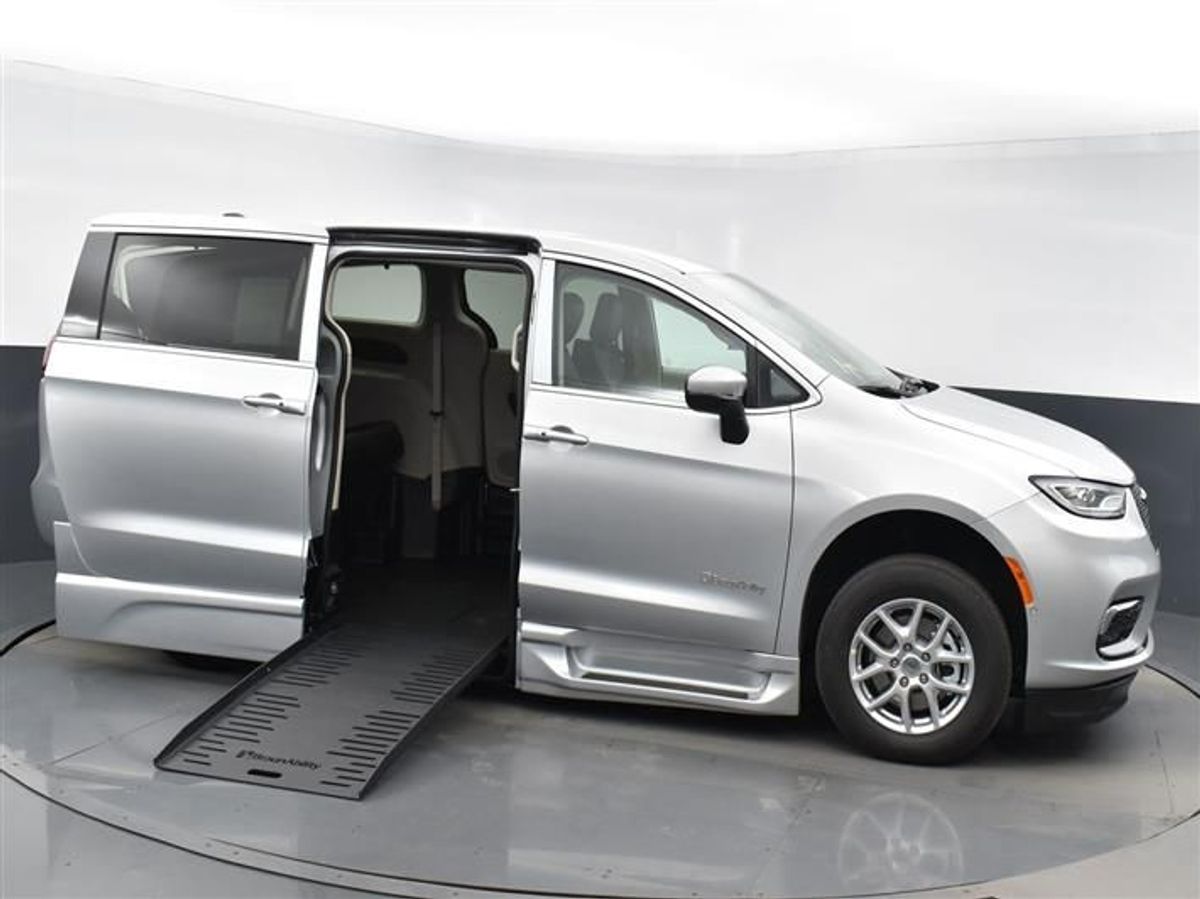 Silver Chrysler Pacifica image number 7